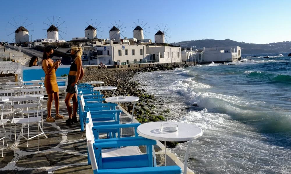 Μύκονος: Απίστευτο - Έσπαγαν πλάκες πεζοδρομίου σε γλέντι αρραβώνων